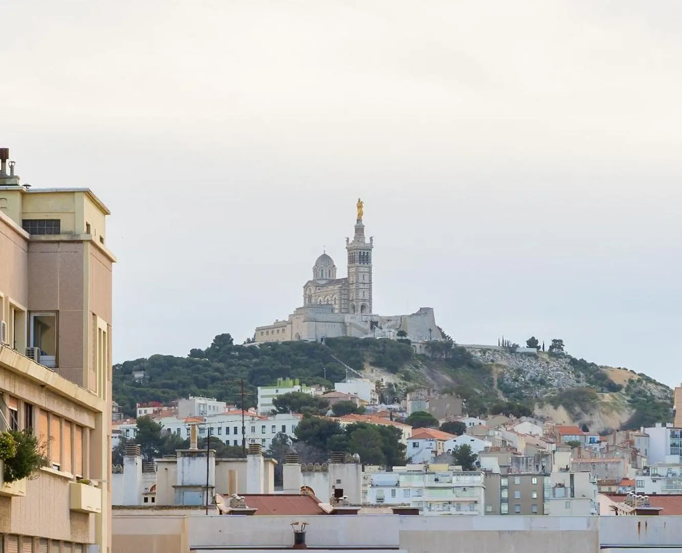 Studio Vieux-Port Vue Basilique Notre-Dame Marseille France